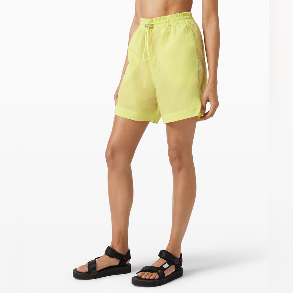 Lululemon CLEAR INTENTION SHORT
Lemon Vibe Size 6